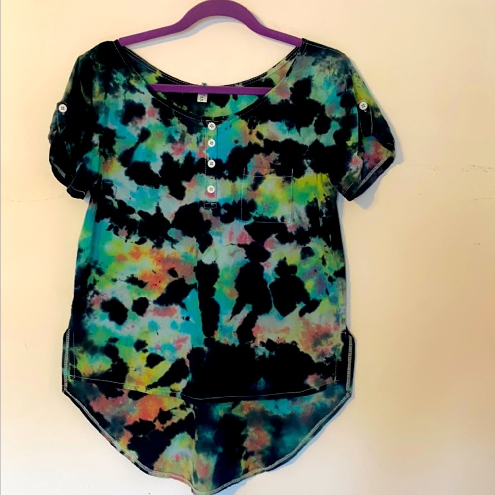 Cute “stained glass” tie dye.